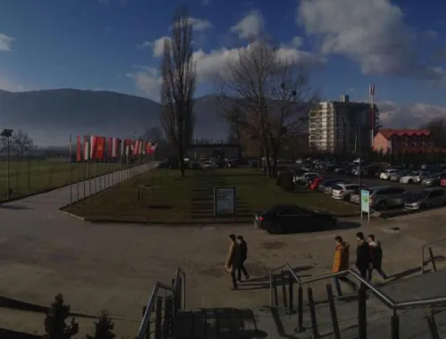 Öğrenci ve misafirlerin yaşı ne olursa olsun yurtlarda alkollü içecek tüketmeleri veya bulundurmaları yasaktır.